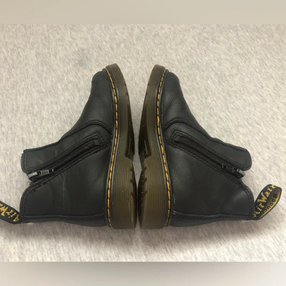 Dr. Martens Kids 2976T Chelsea Softy T Leather Boots Size: US 9 EUR 26
